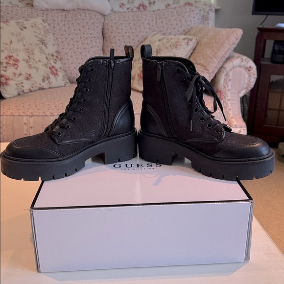 Guess Women's Black Lace-Up Combat Boots sz 9…with Box - Picture 6 of 10